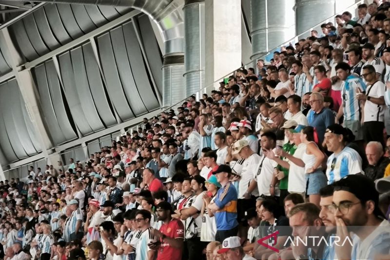 Suporter timnas Inggris dan Argentina saling sahut lagu kebangsaan