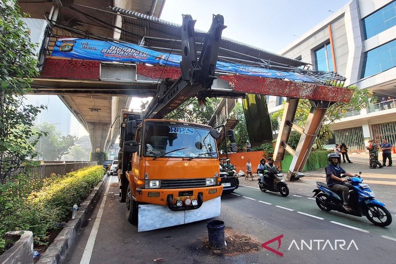 DKI Kemarin, sampah Rusun Waduk Pluit hingga truk tabrak JPO