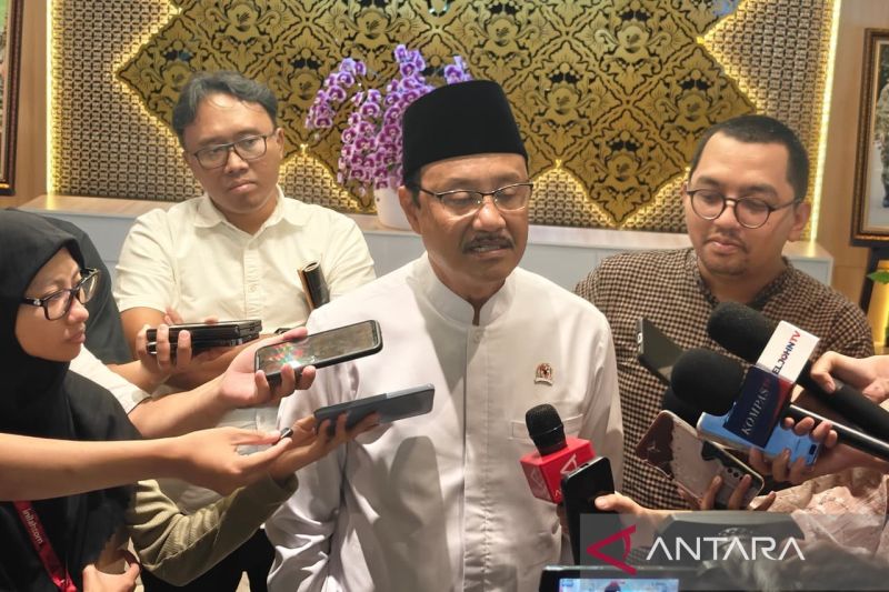 Daftar bansos yang masih cair tahun ini, lengkap dengan syaratnya