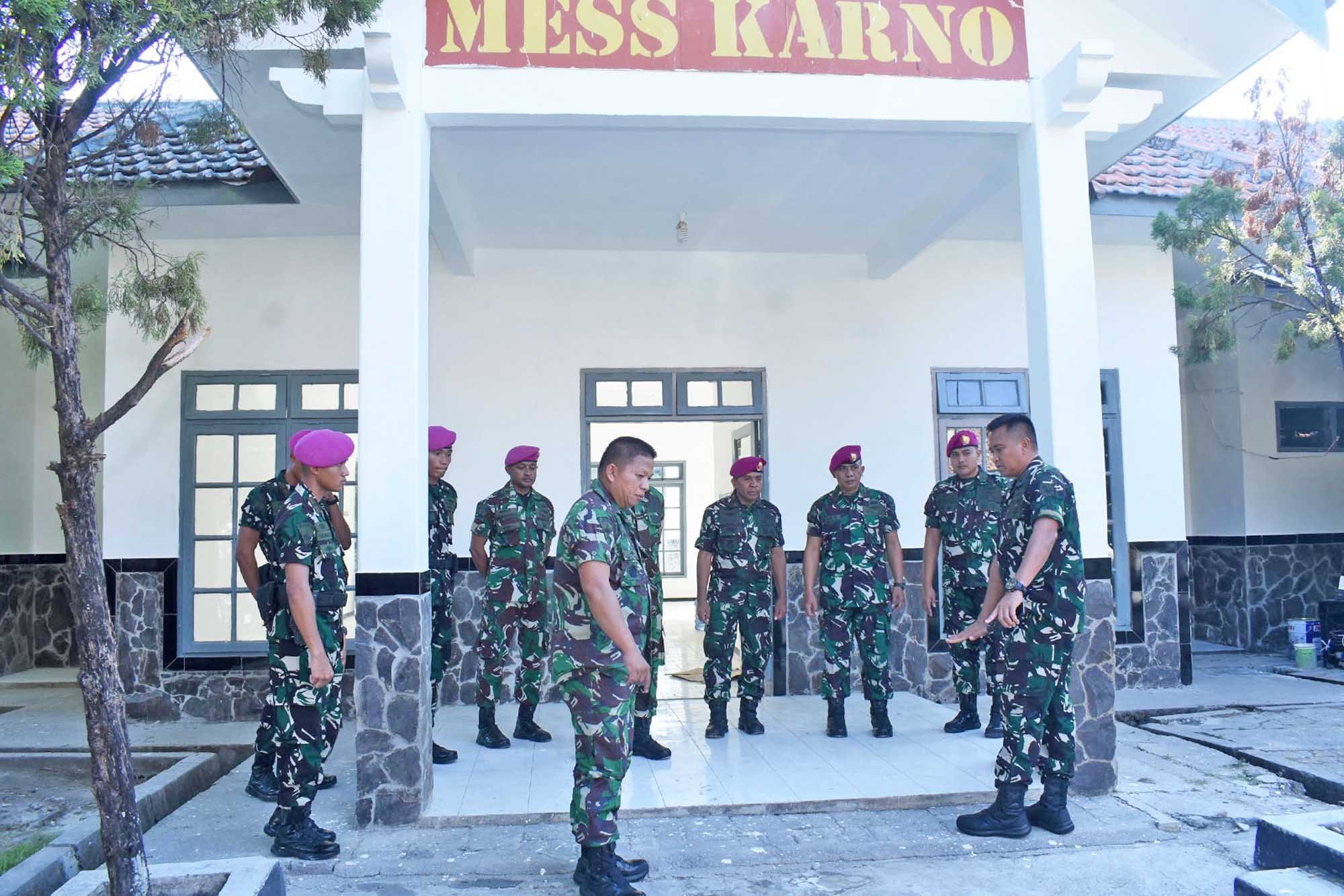 Pastikan Fasilitas Hunian Semakin Representatif, Danbrigif 2 Marinir Tinjau Renovasi Mess Perwira Yonif 5 Marinir