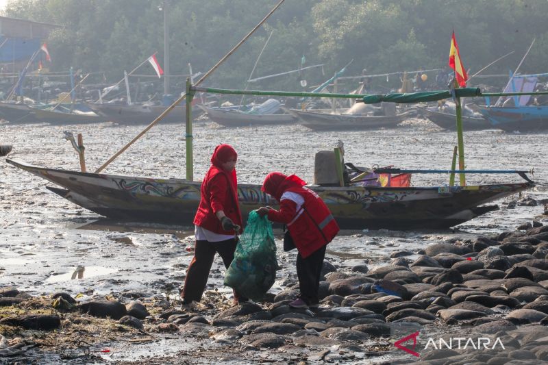 Aksi bersih pantai dari sampah plastik