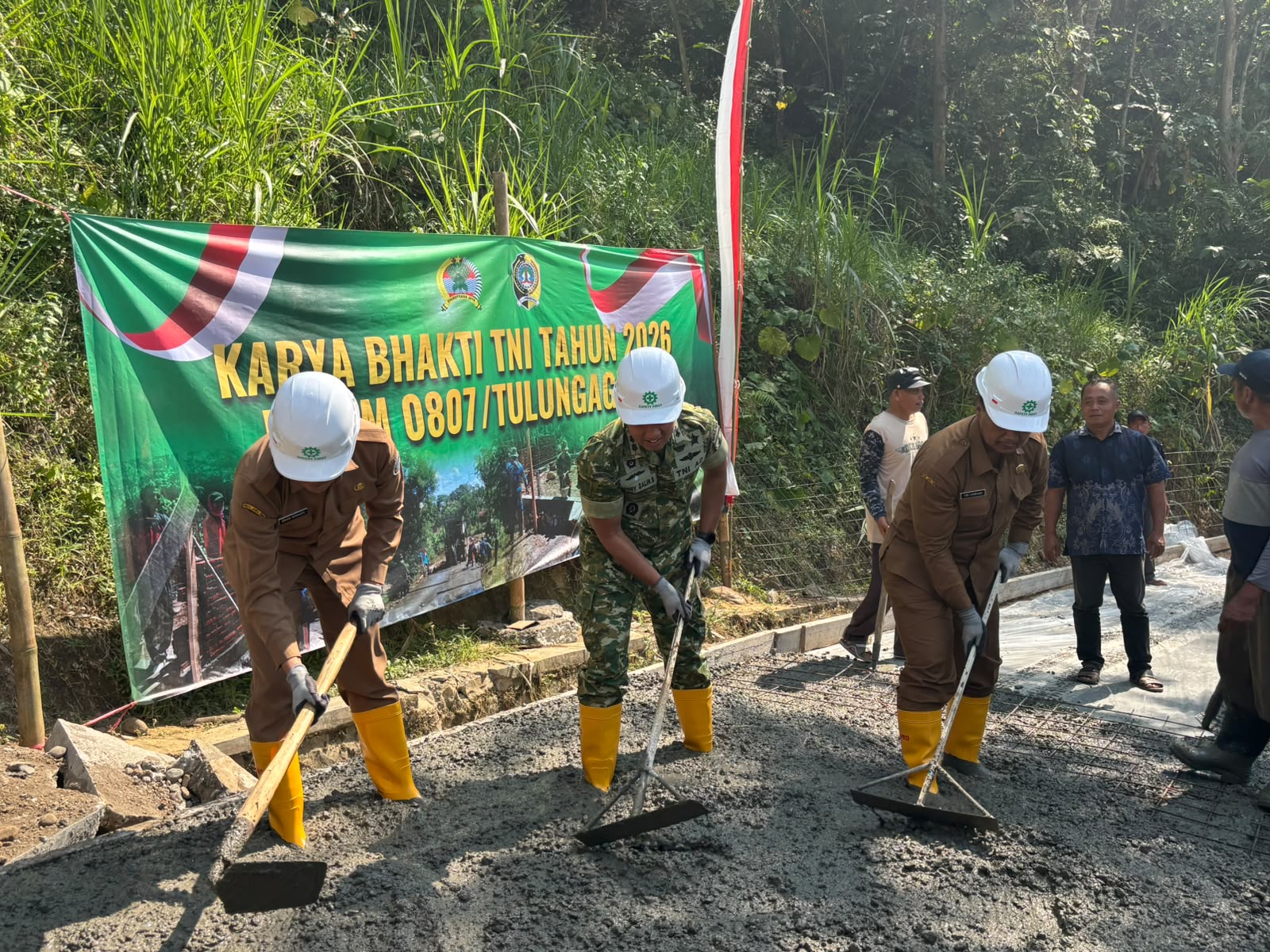 Karya Bakti TNI Bangun Jalan di Desa Wonorejo, Tulungagung