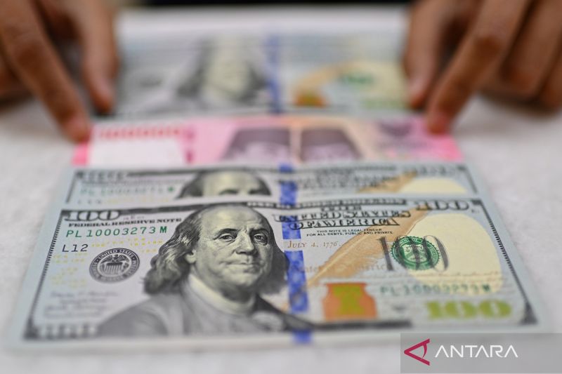 Rupiah melemah seiring menurunnya ekspektasi Fed naikkan suku bunga