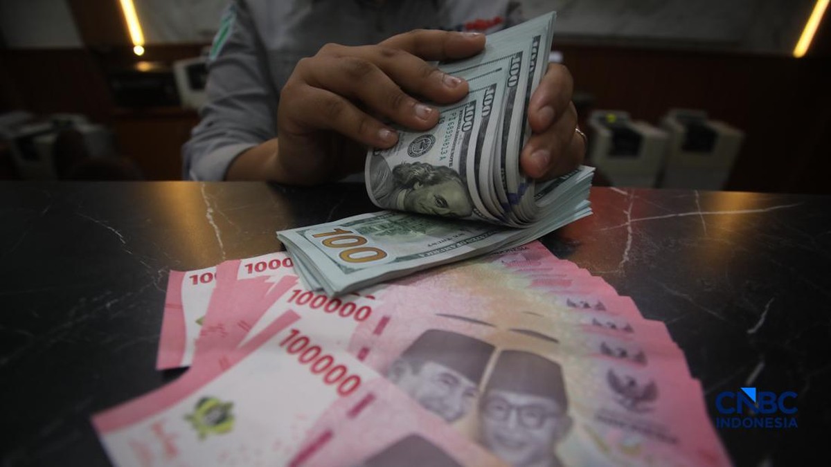 Rupiah Dibuka Melemah Tipis, Dolar AS Naik ke Rp18.050