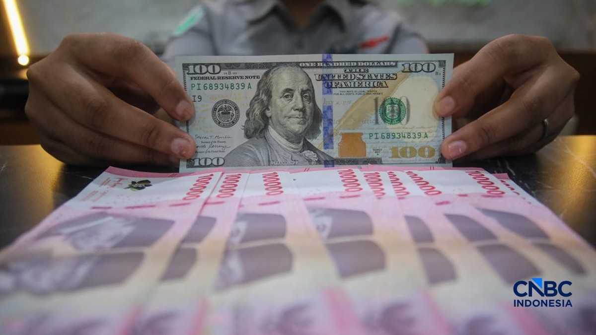 Rupiah Makin Perkasa, Dolar AS Turun di Bawah Rp18.000