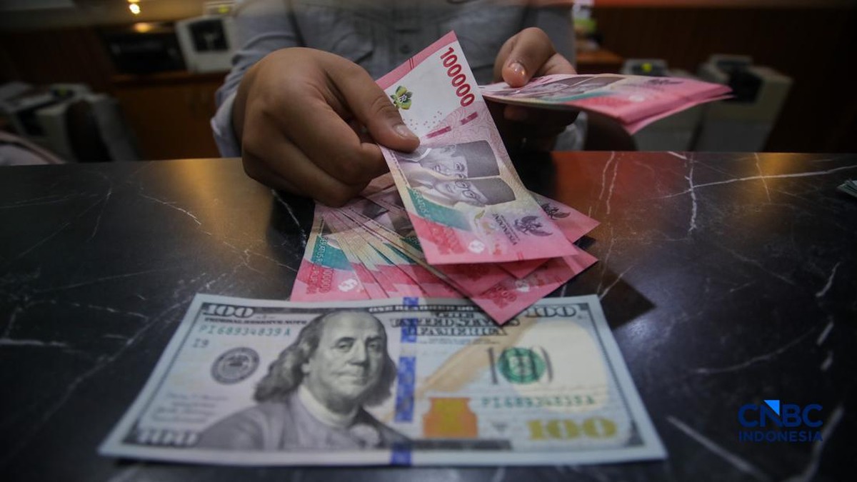 Rupiah Terkoreksi, Pagi Ini Dolar AS Dibuka Naik ke Rp18.060