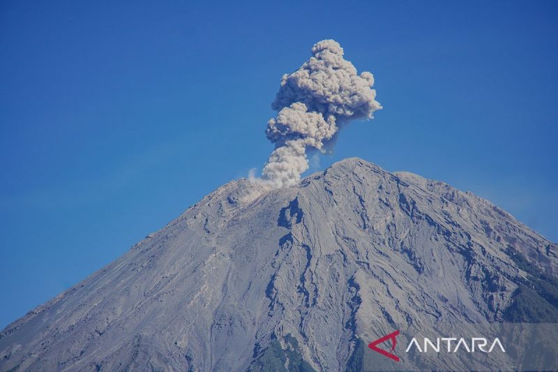 Tiga gunung api aktif di Indonesia meletus pada Selasa malam