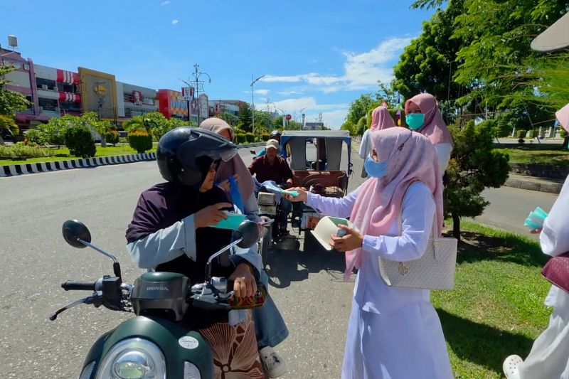 Dilanda cuaca panas, nakes Lhokseumawe bagikan masker untuk cegah ISPA