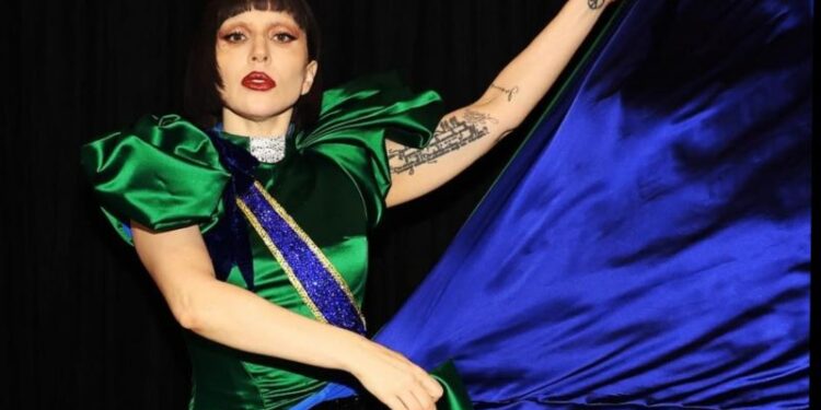 Lady Gaga terlihat jalan-jalan sambil gendong bayi bersama tunangannya