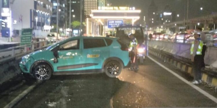Taksi terguling usai tabrak pembatas jalan dekat GT Tebet 2