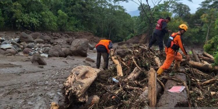 SAR cari dua warga yang hilang akibat banjir bandang di Solok