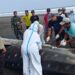Hiu paus yang terdampar di Jembrana mati dan dikubur di pantai