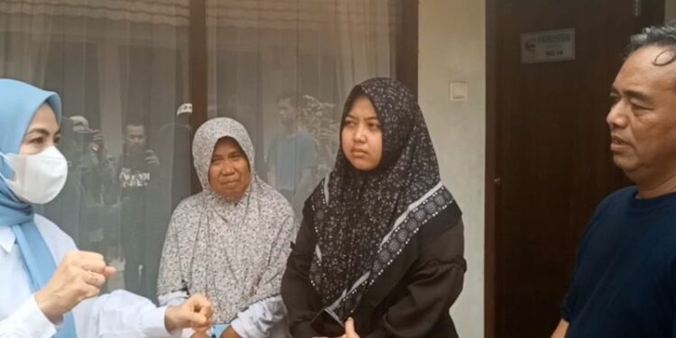 Bupati Serang kuatkan keluarga korban hilang kontak di Selat Sunda