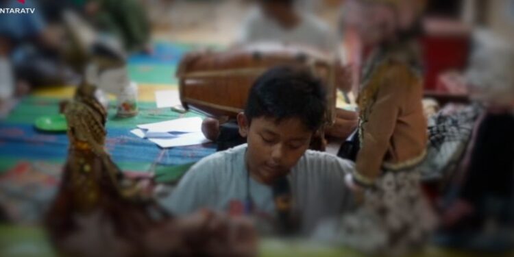 Anang Purbo, dalang cilik Batang teruskan tradisi wayang golek cepak