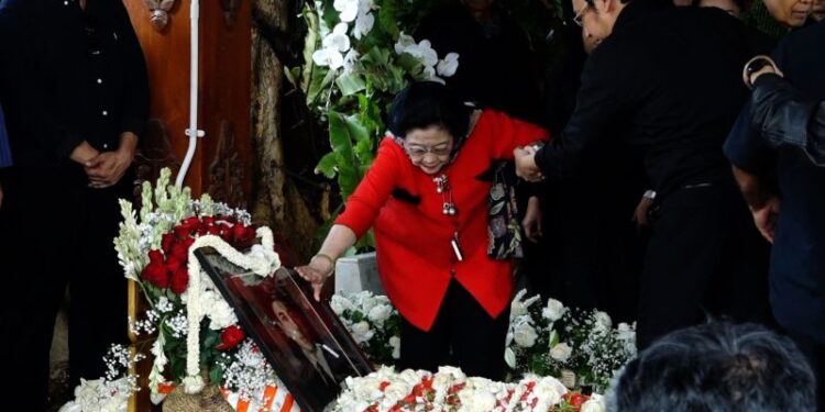 Guruh Soekarnoputra dimakamkan, Megawati tabur bunga di atas pusara