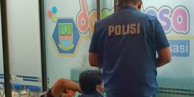 Polisi olah TKP aksi gembok ruang Bupati Bekasi