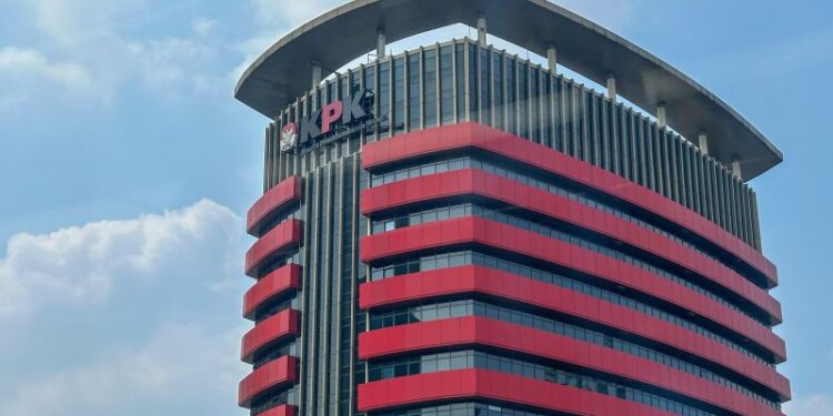 KPK periksa istri eks Bupati Cirebon pada kasus suap pembangunan PLTU