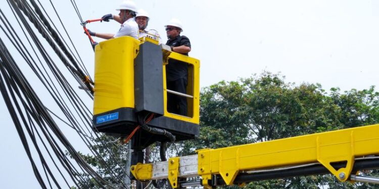 Pemkot Jaktim tertibkan kabel udara semrawut sepanjang 792 meter