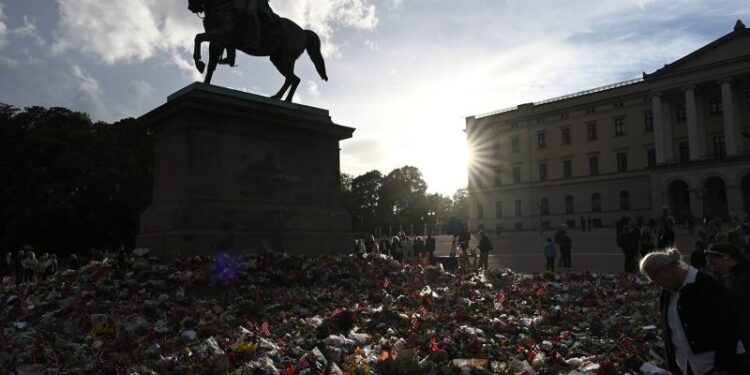 Lautan duka di Norwegia: Momen mengharukan warga lepas kepergian mendiang Raja Harald V