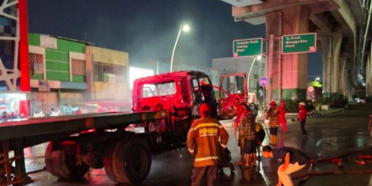 Gulkarmat: Kecelakan truk vs motor di depan Pelabuhan Priok picu kebakaran