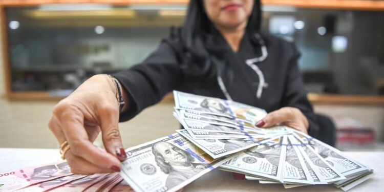 Rupiah menguat seiring potensi BI tahan suku bunga