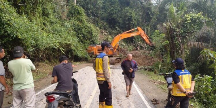 PU tangani delapan titik longsor di jalur Tapan–Batas Jambi