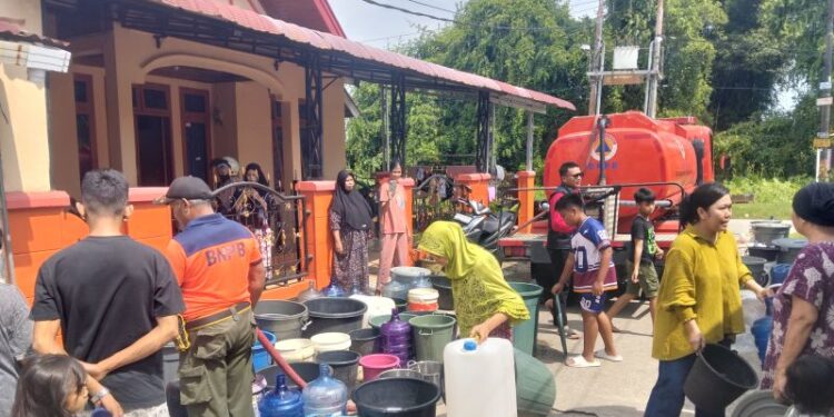 BPBD Padang salurkan ribuan liter air ke lokasi terdampak banjir