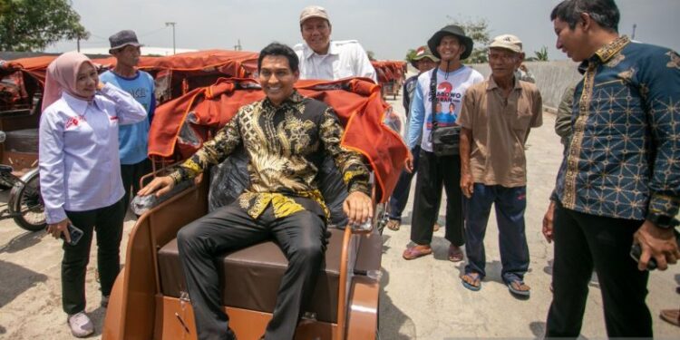 Bupati Indramayu pastikan penyaluran becak listrik tepat sasaran
