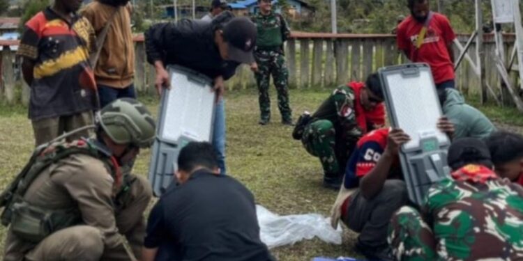 Personel TNI-Polri bantu pasang panel surya di Kalomdol