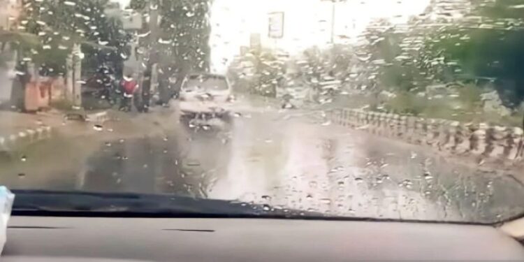 Hujan lebat mengguyur Kota Palembang