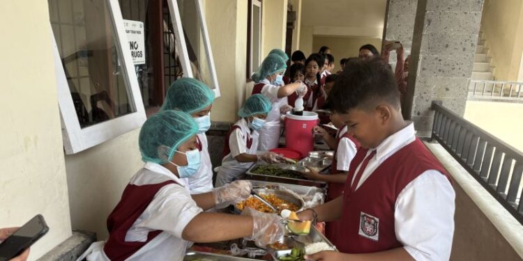 Siswa SDN 14 Dangin Puri latih kemandirian lewat MBG prasmanan