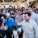Kembali ke Jakarta naik Whoosh, Prabowo sapa warga di Stasiun Halim