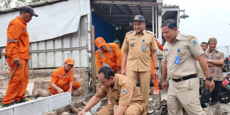 Pemkot Jaktim tutup TPS liar di Makasar untuk penataan kawasan