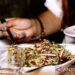 Makan terlalu cepat? Ini 5 dampak bagi kesehatan tubuh