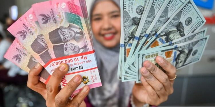 Rupiah melemah ke Rp18.021 seiring rilis MSCI terkait pasar saham RI