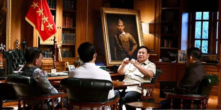 Dari pelantang ke telinga Istana