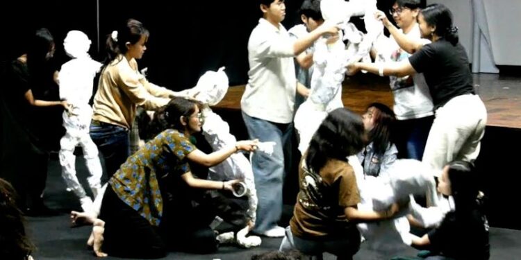 IFI Yogyakarta kenalkan teknik Bunraku memainkan teater boneka