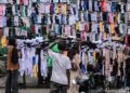 Cuma Rp10 Ribu, Tiga Pasang Kaos Kaki Laris Diburu di Tanah Abang