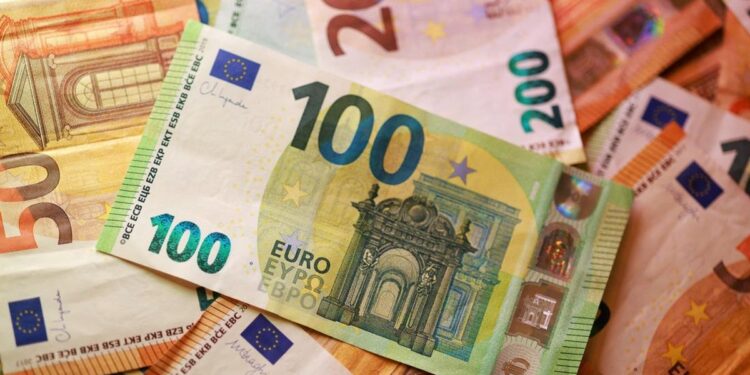 Euro Anjlok ke Level Terendah 17 Bulan, Obligasi Prancis Diobral