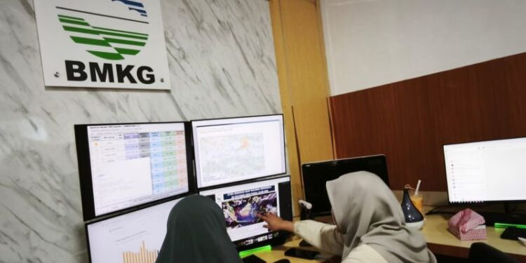 Senin, BMKG prakirakan hujan guyur mayoritas kota besar di Indonesia
